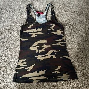 Has a type of dark green color brown black and tan